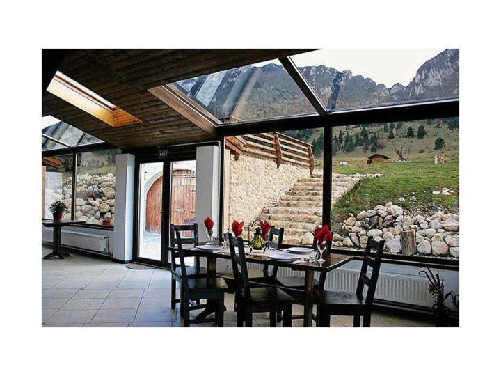 Taverna Pietrei Craiului เซอร์เนช ภายนอก รูปภาพ